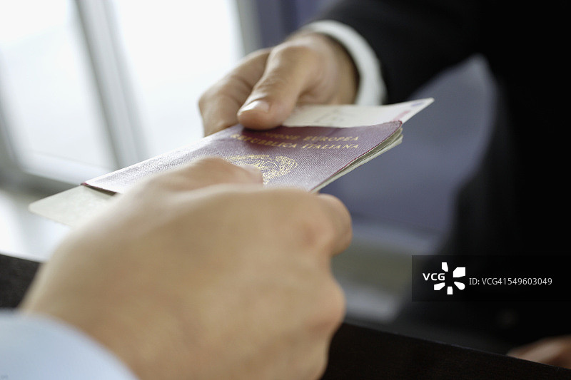 旅行者向票务代理人出示护照图片素材