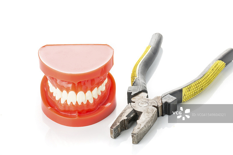 假牙和钳子图片素材