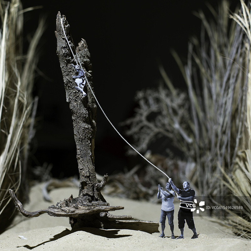 父母支持和鼓励女儿攀爬图片素材