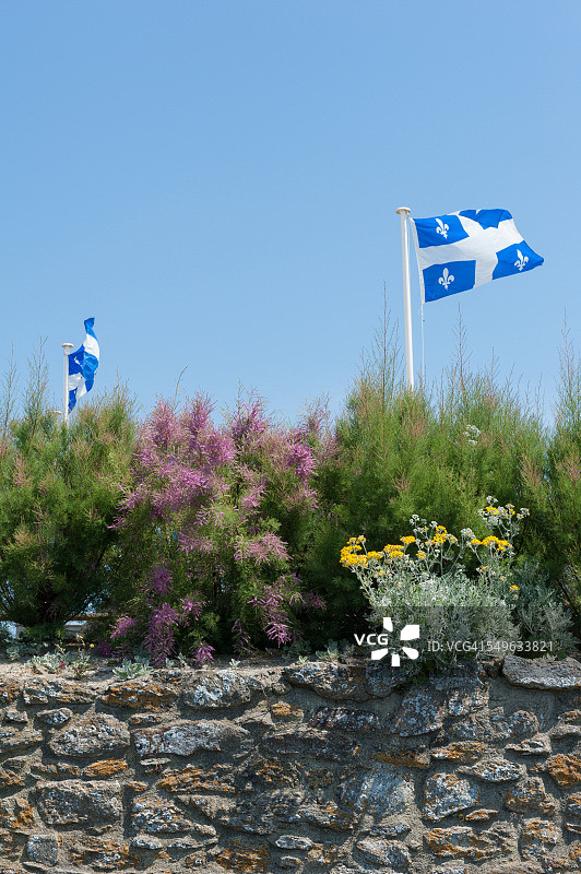 魁北克旗帜在圣马洛市墙花园中图片素材