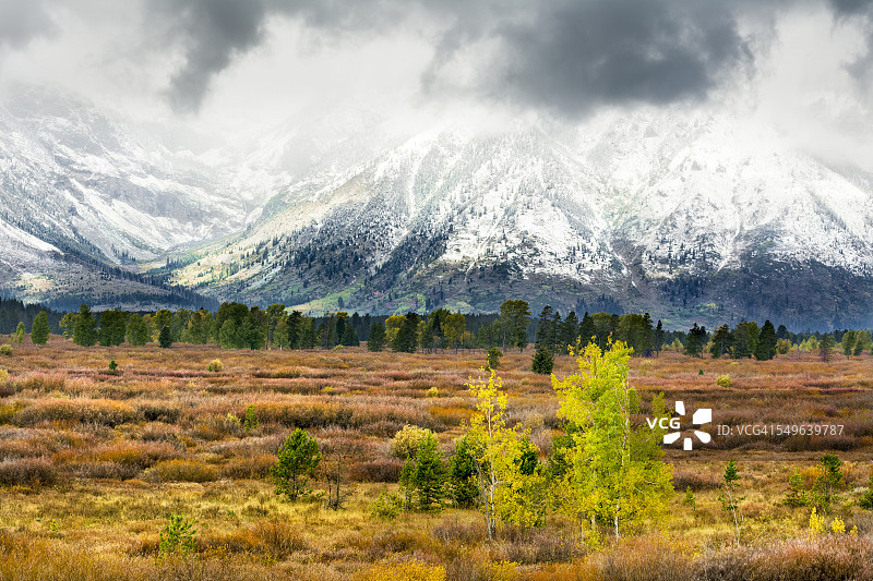 提顿峰的寒冷早晨图片素材