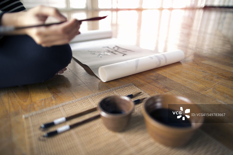 艺术家绘制中国书法特写图片素材