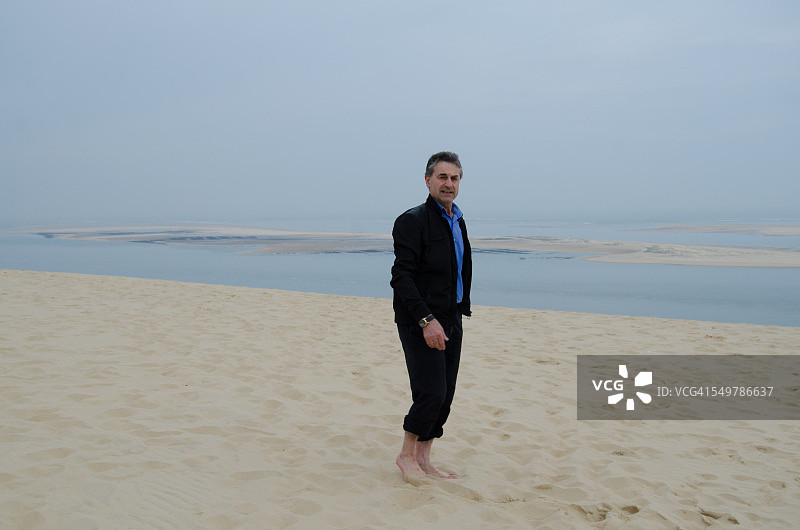 沙丘上的男人图片素材