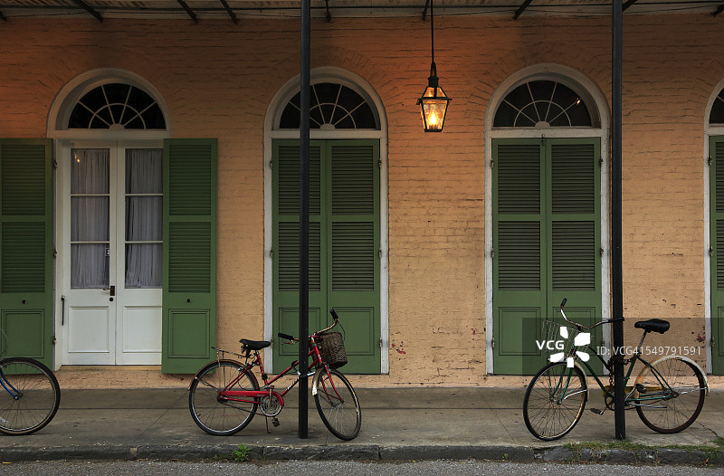 黄昏时分的克里奥尔联排别墅和自行车图片素材