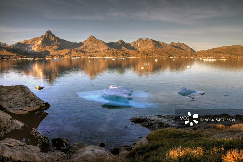 格陵兰岛东部夏日冰块漂浮日落图片素材