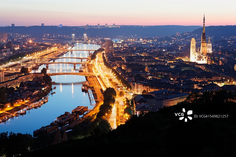 鲁昂与塞纳河和大教堂图片素材