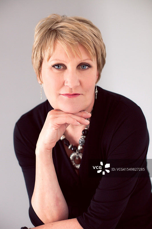 正在拍摄照片的中年妇女图片素材