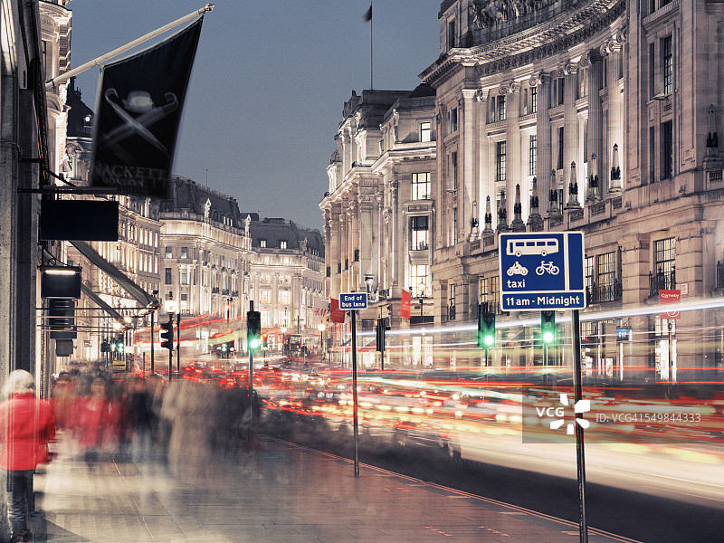 夜晚伦敦繁忙的街道图片素材