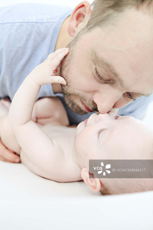 父亲和男婴图片素材