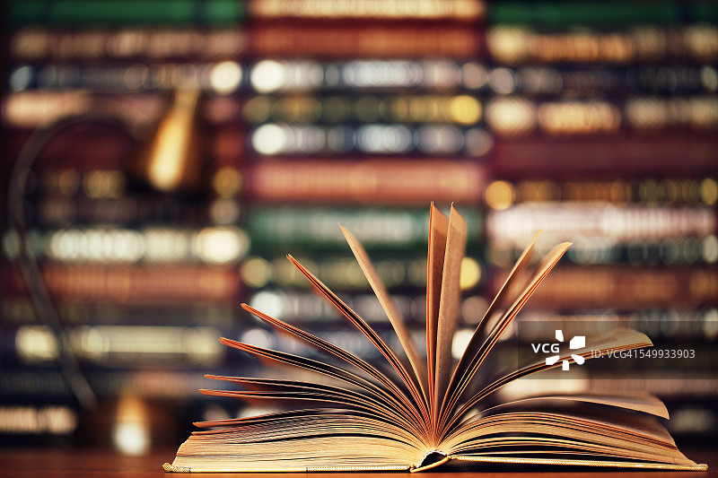 精美的硬皮书，金色色调图片素材