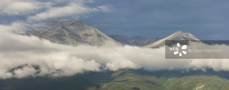 大陆分水岭上的云彩图片素材