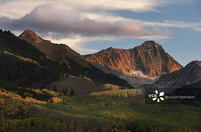 日落时分的国会山峰图片素材