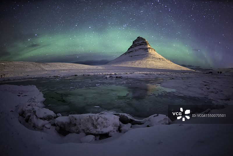 柯克山上的壮丽北极光图片素材