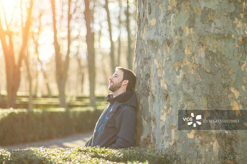 微笑的年轻人图片素材