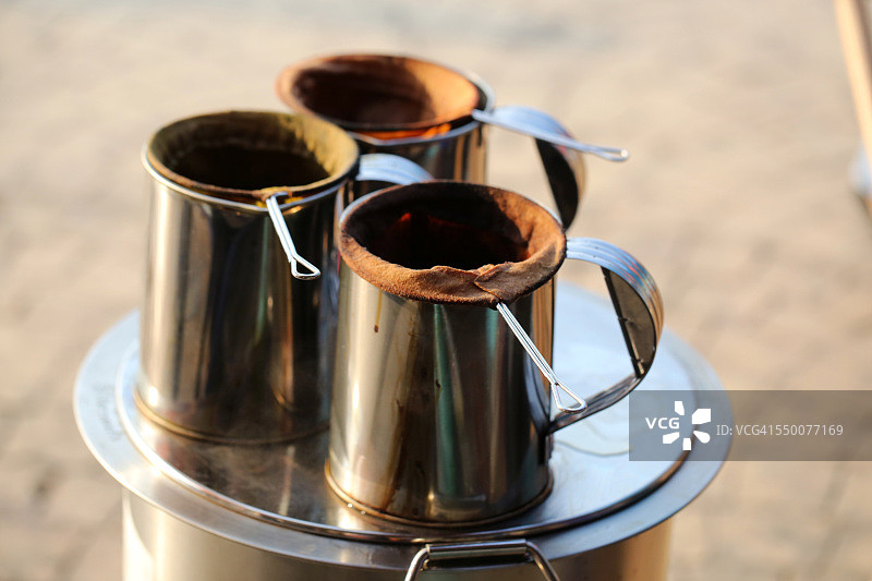 Tha Sadet市场的传统咖啡滤杯图片素材