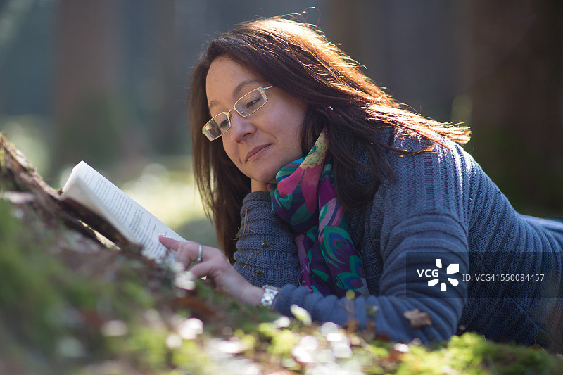 女人在森林里读书图片素材