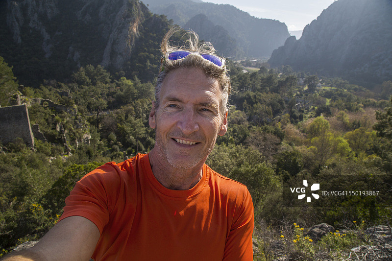 男子在山丘遗址上自拍图片素材