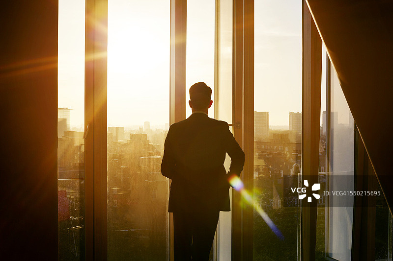 日出时俯瞰城市的商人图片素材