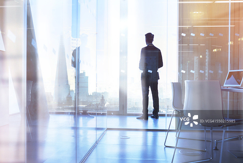 商人从办公室俯瞰城市图片素材