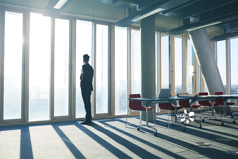 商人从办公室俯瞰城市图片素材