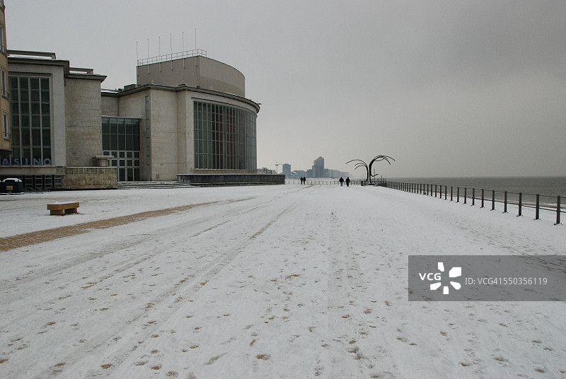 奥斯坦德雪中的海堤图片素材