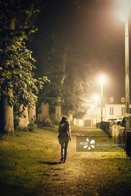 独自走在小路上的孤独女人图片素材