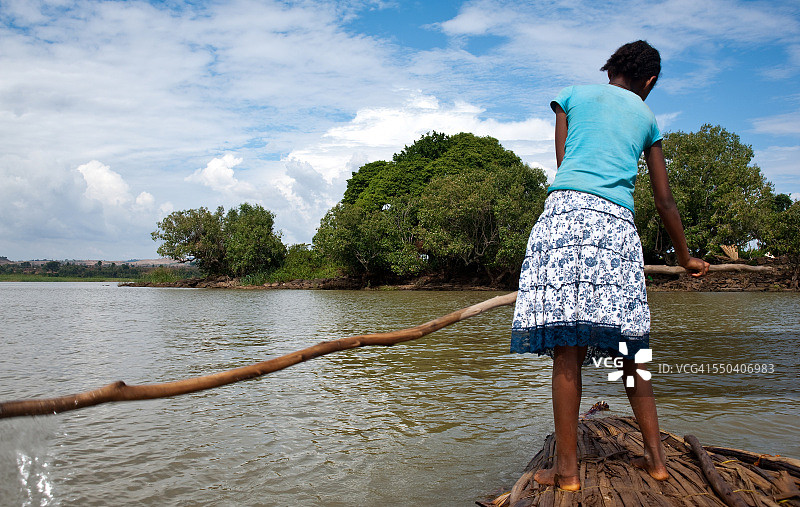 女孩在青尼罗河上划船图片素材