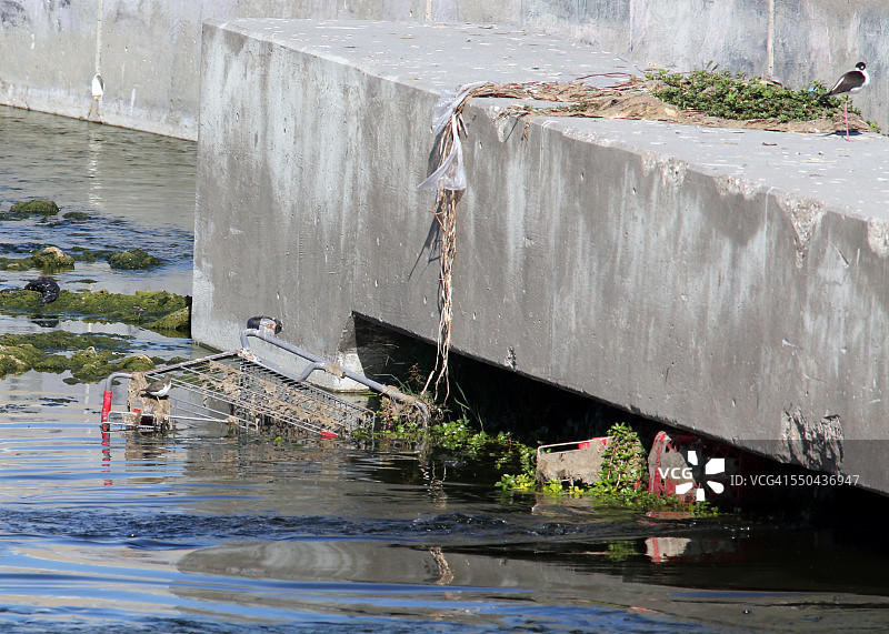 被污染的水域图片素材