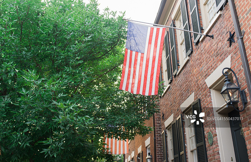 房屋上的美国国旗图片素材