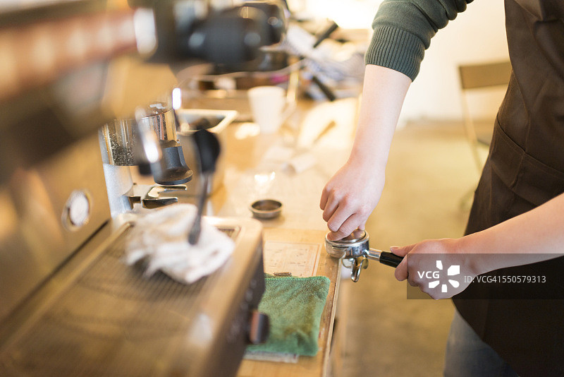 制作咖啡的咖啡厅服务员图片素材