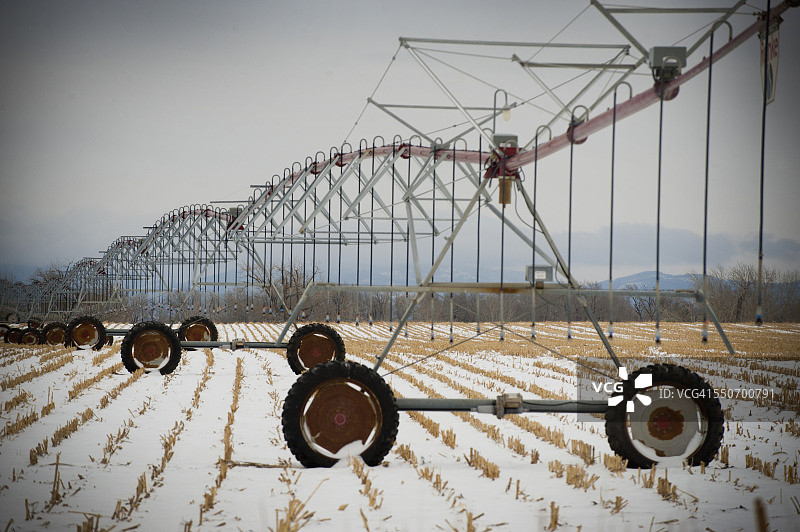 冬季田野中闲置的浇水设备图片素材