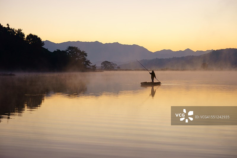沼泽地带的渔民图片素材
