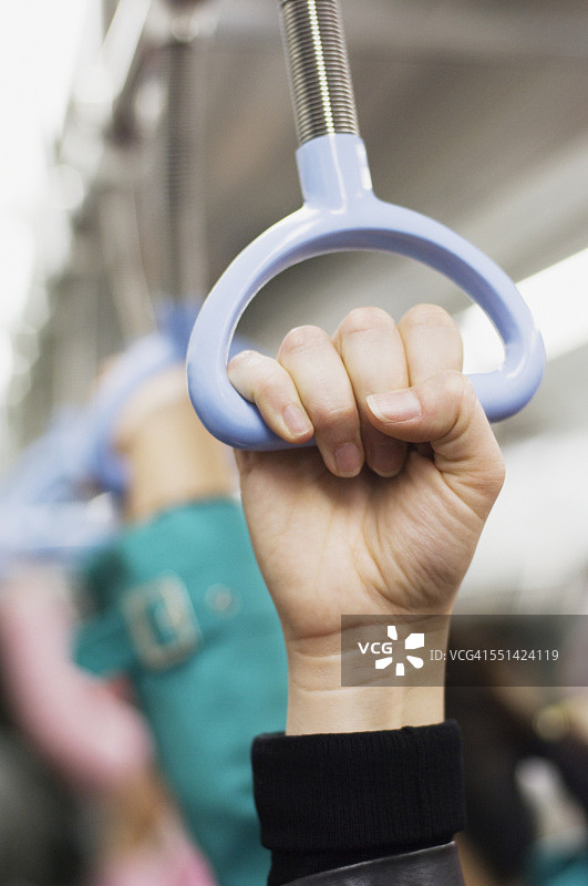 手握地铁列车上的扶手图片素材
