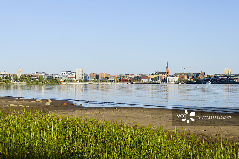以城市景观为背景的海滩图片素材