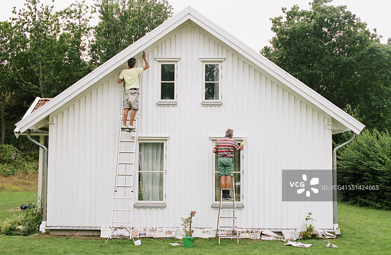 男子粉刷房子图片素材
