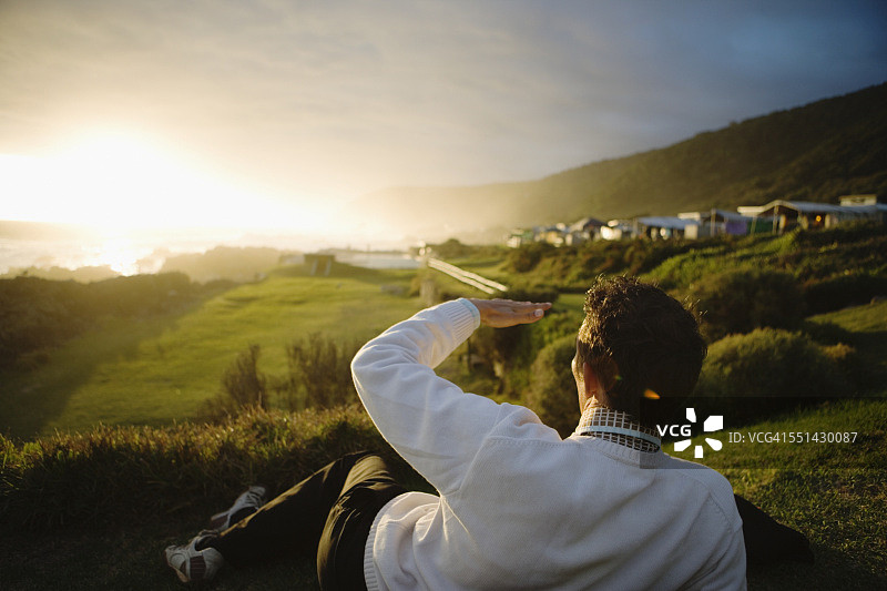 男子观看日落图片素材