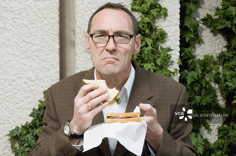 商务人士吃三明治图片素材