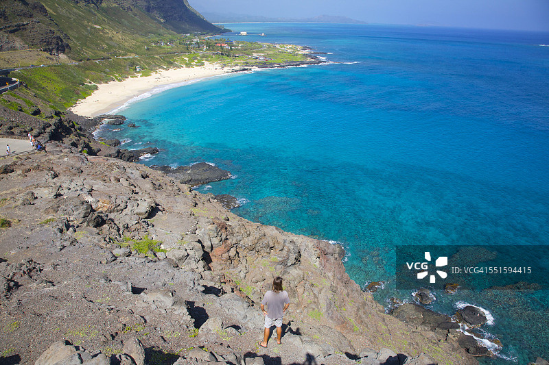 男性在夏威夷欣赏海岸线图片素材