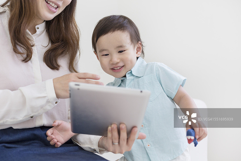 母子看平板电脑图片素材