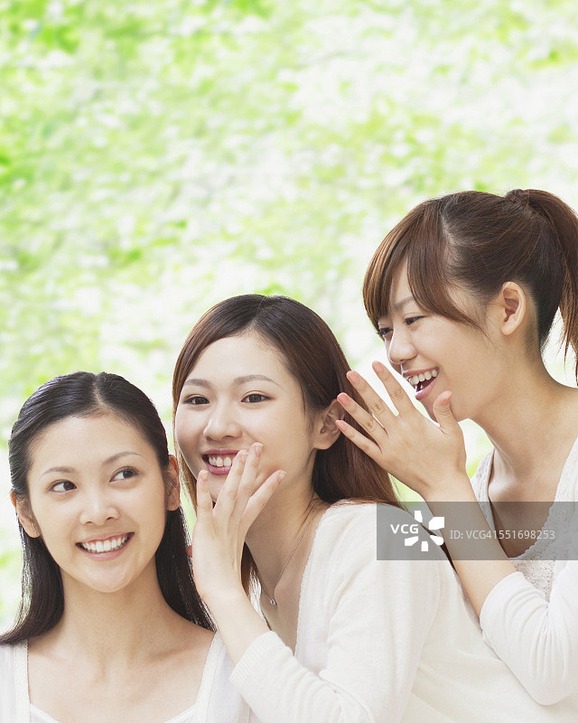窃窃私语的女人图片素材