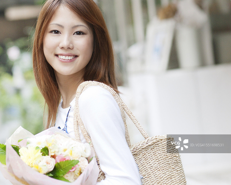 女人手捧花束图片素材