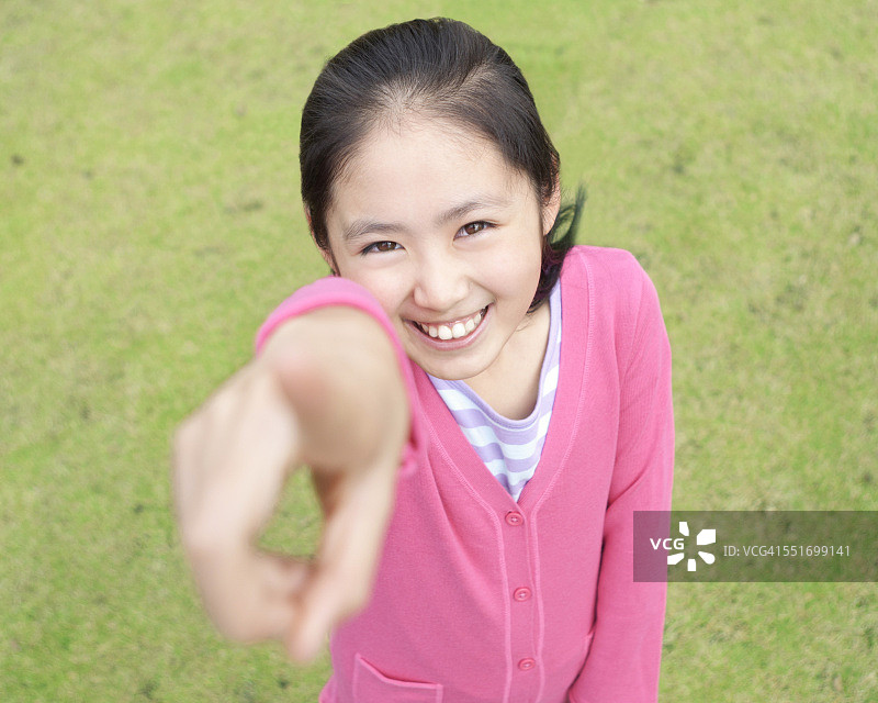 指向相机的女孩图片素材