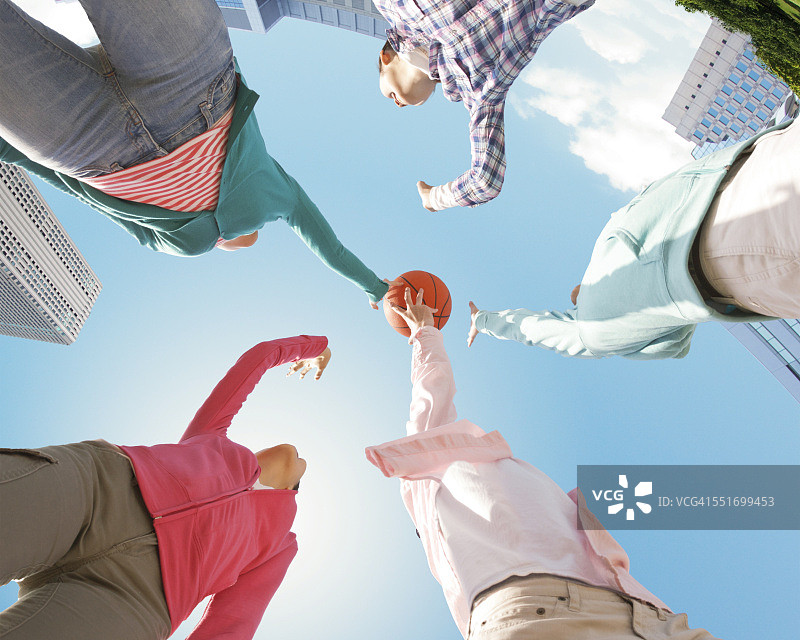 朋友打篮球图片素材