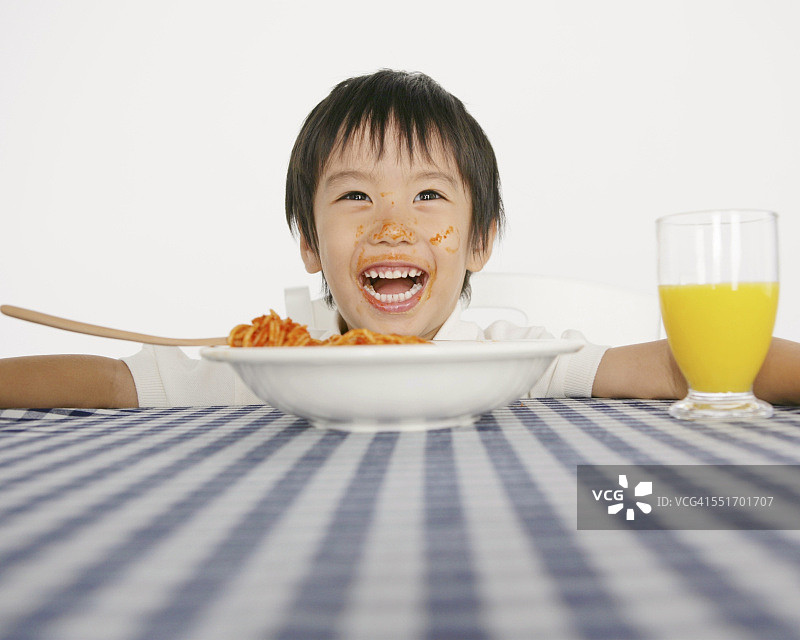 男孩吃饭时微笑图片素材