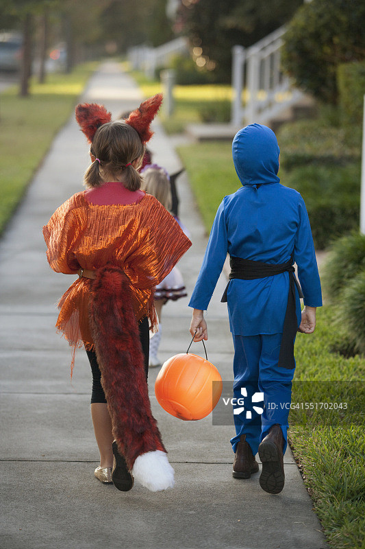 孩子们去玩“不给糖就捣蛋”的游戏图片素材