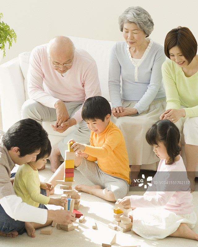 一家人玩积木图片素材