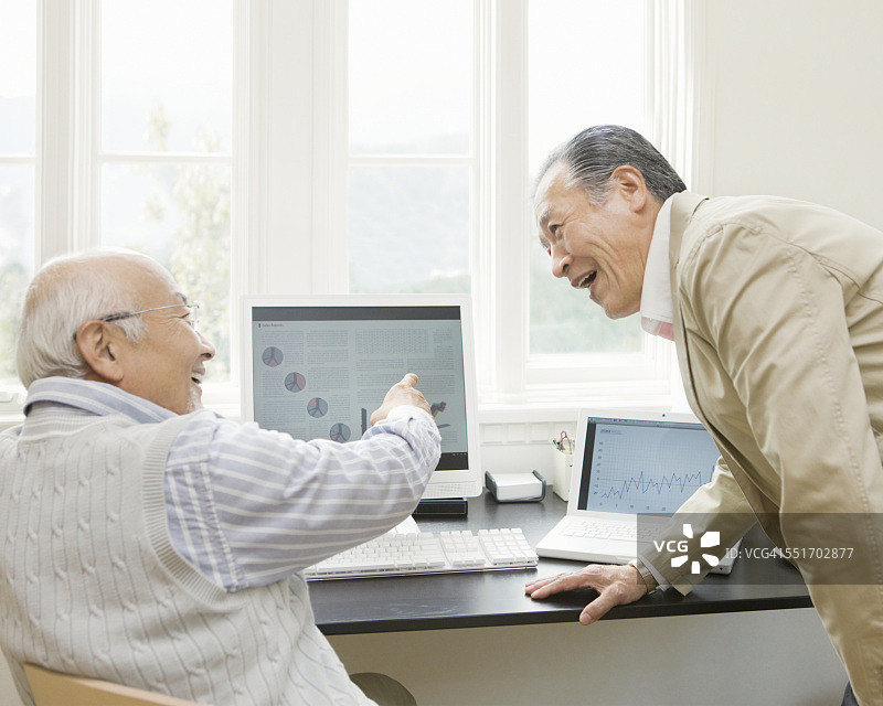 两位年长的男人在使用电脑图片素材