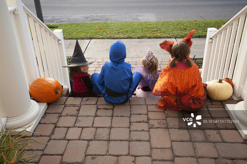 孩子们在台阶上享受美食图片素材