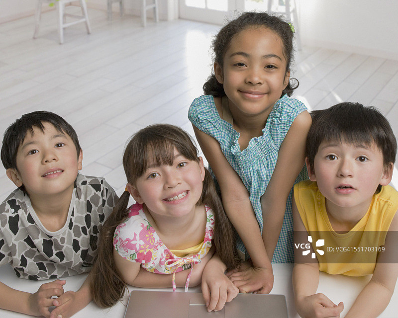 孩子们看着笔记本电脑图片素材