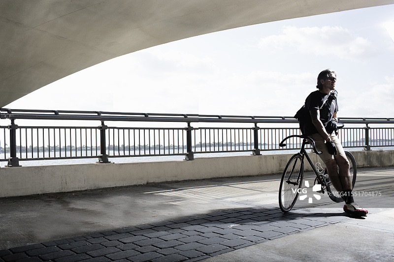 自行车信使靠在自行车上图片素材